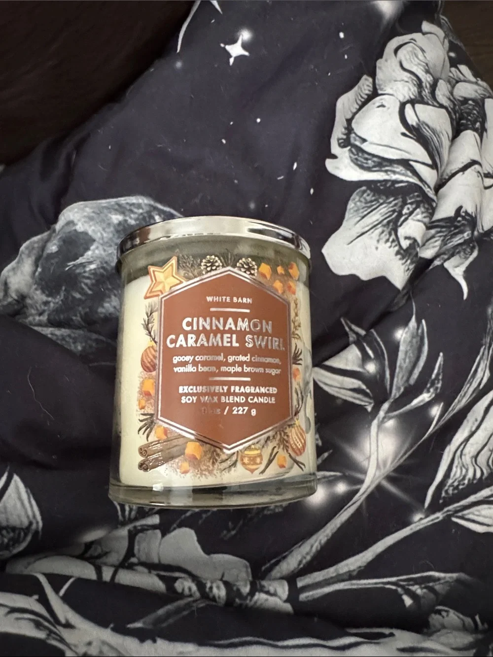 White Barn Cinnamon Caramel Swirl Candle - Cream and Brown Label - Picture 1 of 3